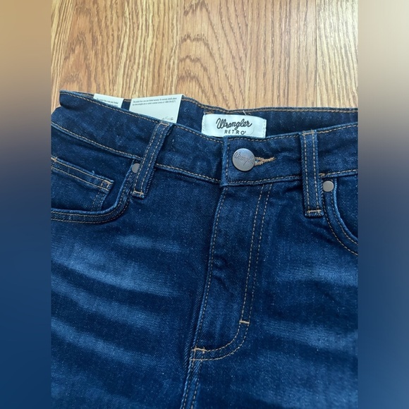 Wrangler Bailey High Rise shorts 5/28 - Picture 2 of 6